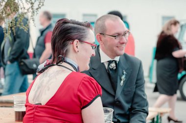 Morecambe, İngiltere, 05 / 05 / 2017, Eski tarz ve modaya uygun gözlüklü bir kadın ve erkek, şık kostümlü ve poz veren modaya uygun kadınlar.