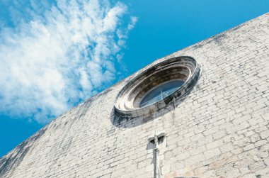 Aziz Peter Kilisesi, aşağıdaki figürler tavan arasının yuvarlak penceresine bakıyor. Barselona 'nın dışındaki dini Hristiyan kilisesi. Güzel İspanyol kilise mimarisi..