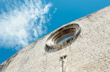 Aziz Peter Kilisesi, aşağıdaki figürler tavan arasının yuvarlak penceresine bakıyor. Barselona 'nın dışındaki dini Hristiyan kilisesi. Güzel İspanyol kilise mimarisi..