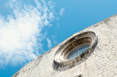 Aziz Peter Kilisesi, aşağıdaki figürler tavan arasının yuvarlak penceresine bakıyor. Barselona 'nın dışındaki dini Hristiyan kilisesi. Güzel İspanyol kilise mimarisi..