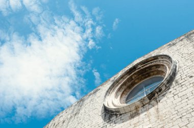 Aziz Peter Kilisesi, aşağıdaki figürler tavan arasının yuvarlak penceresine bakıyor. Barselona 'nın dışındaki dini Hristiyan kilisesi. Güzel İspanyol kilise mimarisi..