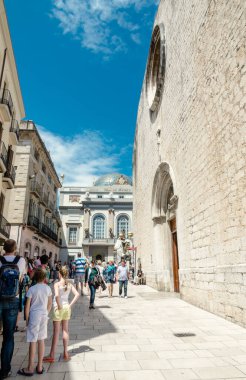 Rakamlar, İspanya, 05 / 05 / 2019 Dali Tiyatro Müzesi, Salvador Dali Müzesi. Barselona yakınlarında, kısa bir tren yolculuğu uzakta. Ünlü sanatçılar ve sanatçılar. Salvador Dali müzeye gömüldü.. 