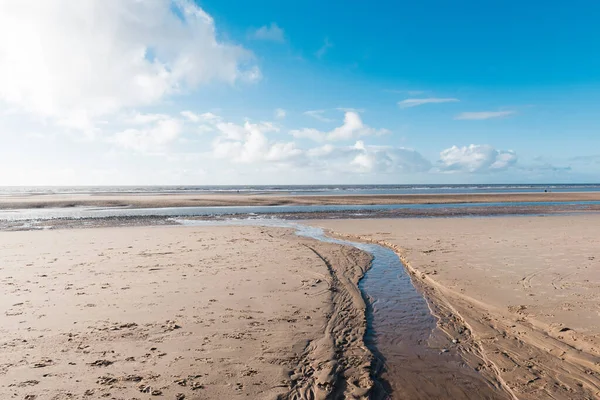 Vacker Blå Himmel Och Strukturerad Sand Sval Solig Vintrar Dag — Stockfoto