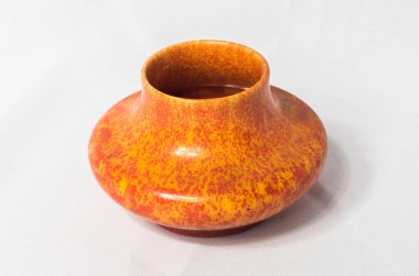 Beyaz arka planda izole edilmiş turuncu antika seramik kırılgan çanak çanak tasarım kasesi. Eskici dükkanlarında ve ikinci el mağazalarında bulunan antika eşyalar. Meyve için portakal kaseleri.