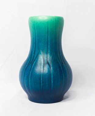 Beyaz arka planda izole edilmiş antika bir seramik kırılgan çanak çömlek Royal Lancaster 1916 mavi ve aqua vazosu. Eskici dükkanlarında ve ikinci el dükkanlarında bulunan geçmişten kalma çömlek kapları.. 