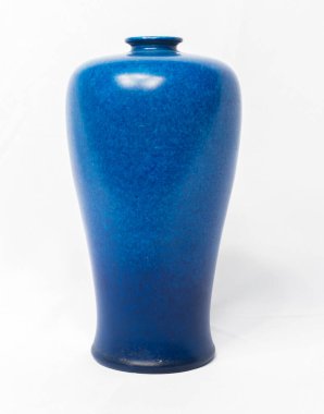 Beyaz arka planda izole edilmiş antika bir seramik kırılgan çömlek kraliyet lancaster 1916 mavi vazosu. Eski çömlekçiler ve geçmişten kalma eşyalar, eskici dükkanlarında ve ikinci el mağazalarında bulunur.. 