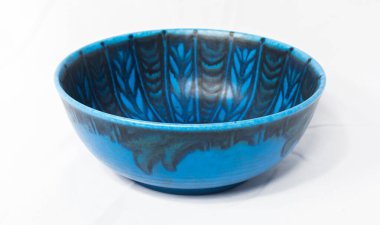 Beyaz arka planda izole edilmiş antika bir seramik kırılgan çömlek kraliyet mavi çiçek kasesi. Eski çömlekçiler ve geçmişten kalma eşyalar, eskici dükkanlarında ve ikinci el mağazalarında bulunur.. 