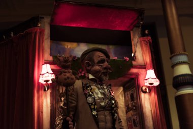 Blackpool, İngiltere, 05 / 06 / 2019 Blackpool 'da ürkütücü bir yüz maskesi ustası sokak göstericisi çocukları korkutmak için korkunç bir karanlık kukla gösterisi yapıyor. Bedava sokak eğlencesi.