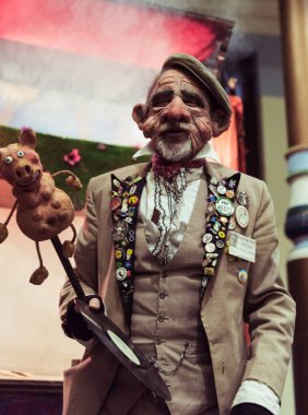 Blackpool, İngiltere, 05 / 06 / 2019 Blackpool 'da ürkütücü bir yüz maskesi ustası sokak göstericisi çocukları korkutmak için korkunç bir karanlık kukla gösterisi yapıyor. Bedava sokak eğlencesi.