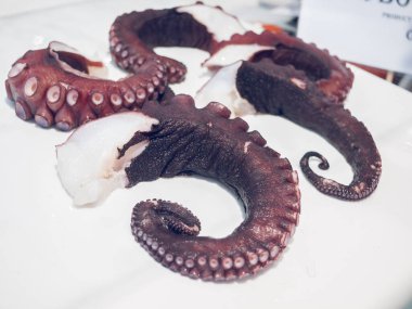 Ahtapot dokunaçları Çin 'deki Wuhan ıslak pazarında. Corona virüsü muhtemelen Çin 'deki bu pazarı oluşturdu. Virüs tüm dünyaya yayıldı. ahtapot yemek ve yemek pişirmek için kullanılır.