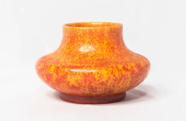 一个古老的橙色古董陶瓷易碎陶器设计碗隔离在一个白色的背景 在旧货店和旧货店里发现的古董物品 橙色水果碗 — 图库照片