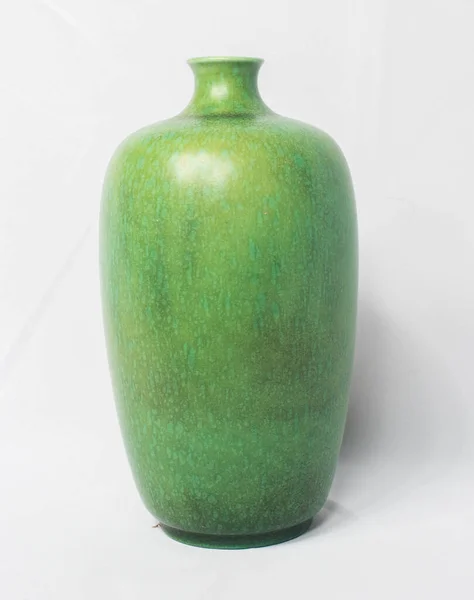 一个古老的古董陶瓷脆弱的陶器皇家兰开斯特1916年绿色花瓶孤立在一个白色的背景 旧时的陶器罐 在旧货店和旧货店里找到的 — 图库照片