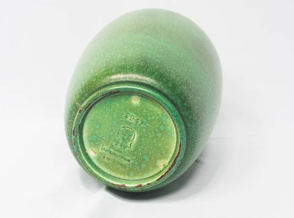 2018年5月5日 一个古老的古董陶瓷易碎陶器皇家兰开斯特1916年绿色花瓶 与白色背景隔离 在旧货店及旧货店发现的陶器 — 图库照片