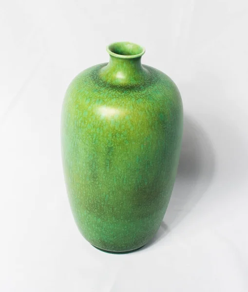 一个古老的古董陶瓷脆弱的陶器皇家兰开斯特1916年绿色花瓶孤立在一个白色的背景 旧时的陶器罐 在旧货店和旧货店里找到的 — 图库照片