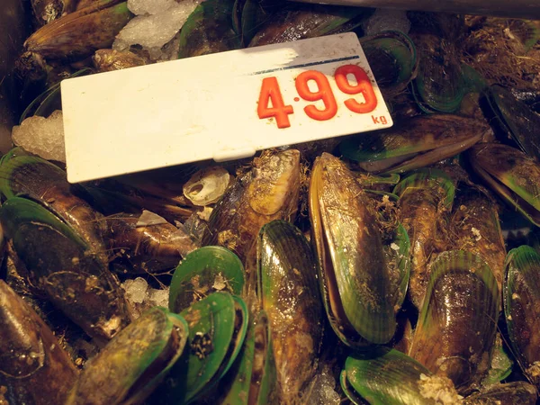 一堆堆新鲜的有机绿色贻贝在一个潮湿的市场新鲜海鲜摊位 新的热情贻贝 供进出口的海产食品 海贝和蛤蟆 — 图库照片
