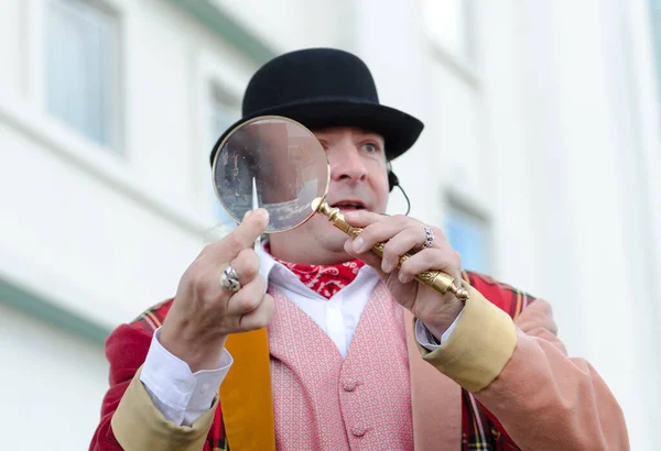 London England 2019 Flea Circus Street Performer Magnifying Glass Entertaining — Stock Photo, Image