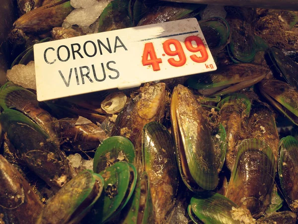 コロナウイルスは中国の武漢湿市場でムール貝に感染しました コロナウイルスは おそらく中国でこの市場を形成しています ウイルスは世界中に広がっています 料理や料理に使われる魚介類 — ストック写真
