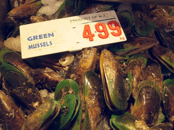 湿った市場で新鮮な有機グリーンのムール貝のスタック新鮮なシーフード屋台 ニュージーランド産のムール貝 輸出入のための水産物です 貝と貝 — ストック写真