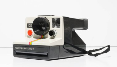 Londra, İngiltere, 05 / 09 / 2019 Bir retro polaroid 1000 polaroid kara kamerası hazır film yapımcısı. Retro hipster modaya uygun klasik festival kameraları. instagram fotoğrafçılığı renk seviyesini hisset.
