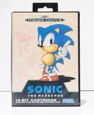 Londra, İngiltere, 05 / 05 / 2019 sonic the hedgehog sega mega drive video oyun kartuşu beyaz stüdyo arka planında izole edildi. 1990 'lardan kalma Retro ve Vintage konsol oyunu. 
