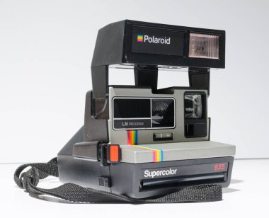 Londra, İngiltere, 05 / 09 / 2019 Bir retro polaroid 635 süper renkli fotoğraf makinesi hazır film yapımcısı. Retro hipster modaya uygun klasik festival kameraları. instagram fotoğrafçılığı renk seviyesini hisset.