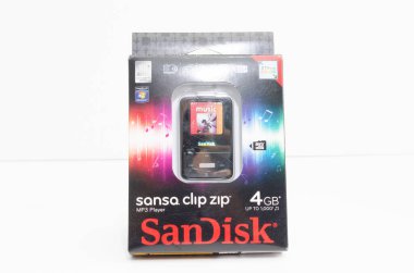 Londra, İngiltere, 05 / 05 / 2018 Sansa klibi zip 4gb mp3 müzik ve kişisel dijital medya oynatıcısı ünlü elektrik ve dijital teknik şirketi Sandisk tarafından yapıldı.