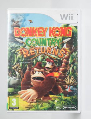Londra, İngiltere 05 / 052019 Nintendo wii eşek Kong ülkesi, beyaz izole bir arkaplanda oyunları iade ediyor. İkonik antika video oyun makinesi. Japon teknolojisi aile oyun eğlencesi.
