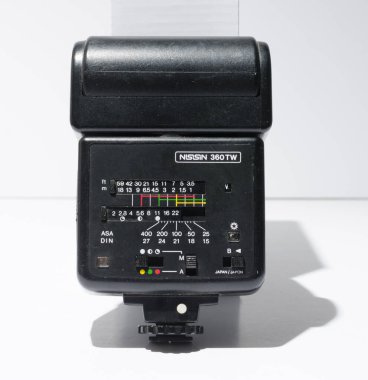 Londra, İngiltere, 08 / 08 / 2019 Stüdyo fotoğrafçılığı için bir Nissin 360 TW fotoğraf makinesi. Profesyonel fotoğrafçılık için eski model kamera flaş tabancası. ikonik marka.