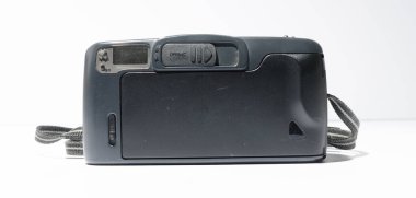 Londra, İngiltere, 05 / 05 / 2019 eski model bir ricoh multi zoom 35 mm 'lik kamera beyaz arka planda izole edildi. ricoh 35 mm lens, eski fotoğraf teknolojisi. 