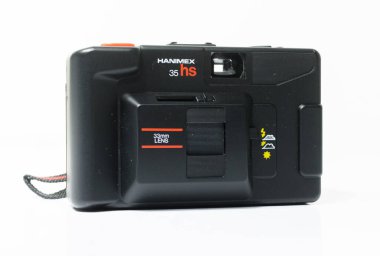 Londra, İngiltere, 05 / 05 / 2019 antika bir Hanimex 35 saat 35 mm 'lik beyaz arka planda izole edilmiş bir kamera. Hanimex 33mm lens, eski fotoğraf teknolojisi 