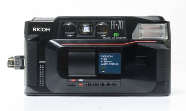 Londra, İngiltere, 05 / 05 / 2019 eski model bir ricoh ff 70 35 mm 'lik kamera beyaz arka planda izole edilmiş. ricoh 35 mm lens, eski fotoğraf teknolojisi. 