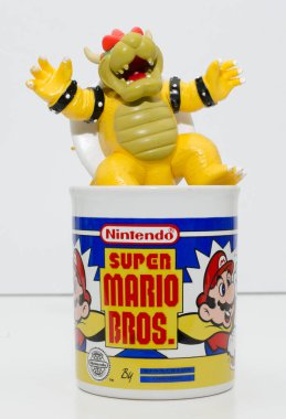 Londra, İngiltere, 05 / 05 / 2018 bir süper Mario resmi nintendo 1990ların süper Mario biraderleri kahve fincanı ve beyaz arka planda izole edilmiş bowling oyuncağı. resmi mal. 