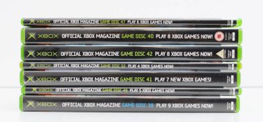 Londra, İngiltere, 08 / 05 / 2018 Kullanılmış xbox orijinal mikrosoft video oyunları ve DVD oyunları yığını. Microsoft xbox ev atari sistemi video oyunları.