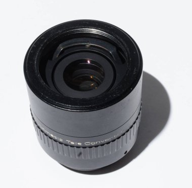 Londra, İngiltere, 05 / 05 / 2018 Vivitar otomatik tele dönüştürücü lens adaptörü daha uzun odak uzaklıkları için. Mevcut lenslere mesafe ekleniyor. Lens adaptörü beyaz stüdyo arka planında izole edildi.