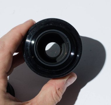 Londra, İngiltere, 05 / 05 / 2018 Vivitar otomatik tele dönüştürücü lens adaptörü daha uzun odak uzaklıkları için. Mevcut lenslere mesafe ekleniyor. Lens adaptörü beyaz stüdyo arka planında izole edildi.