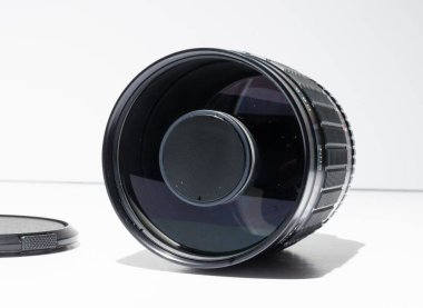Londra, İngiltere, 05 / 05 / 2018 CENTON 500mm F8 MIRROR Lens T-MOUNT M42 Mount beyaz arka planda izole edildi. 35 mm tek mercek refleksi, efendim. Eski model film kamerası lensi..