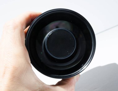 Londra, İngiltere, 05 / 05 / 2018 CENTON 500mm F8 MIRROR Lens T-MOUNT M42 Mount beyaz arka planda izole edildi. 35 mm tek mercek refleksi, efendim. Eski model film kamerası lensi..