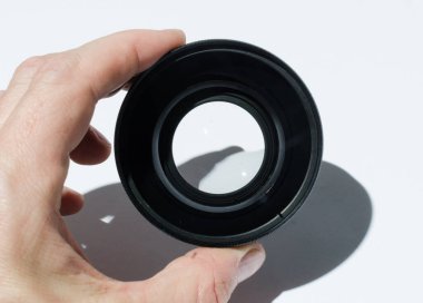 Londra, İngiltere, 05 / 05 / 2018 yüksek çözünürlüklü dijital geniş açı lens 0.45 x balık gözü lens antika video kameralar için. Beyaz bir arka planda izole edilmiş. Aksiyon sporu lensi.