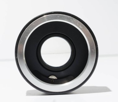 Londra, İngiltere, 05 / 05 / 2018 Bir helios otomatik tele dönüştürücü lens adaptörü daha uzun odak uzaklıkları için. Mevcut lenslere mesafe ekleniyor. Lens adaptörü beyaz stüdyo arka planında izole edildi.