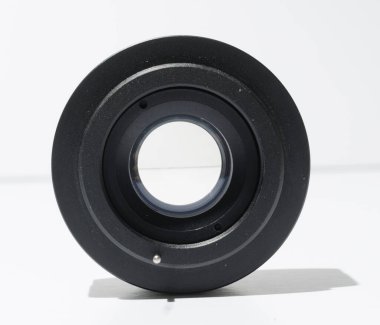 Londra, İngiltere, 05 / 05 / 2018 Bir helios otomatik tele dönüştürücü lens adaptörü daha uzun odak uzaklıkları için. Mevcut lenslere mesafe ekleniyor. Lens adaptörü beyaz stüdyo arka planında izole edildi.