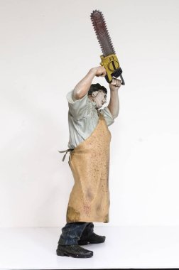 Londra, İngiltere, 05 / 05 / 2018 Teksas zincirli testere katliamı büyük 18 inç koleksiyonluk aksiyon figürü. Leatherfac