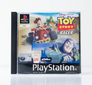 Londra, İngiltere, 07 / 05 / 2018 1994 'ten orijinal bir Sony Playstation oyuncak yarışçısı video oyunu. PS1 retro video oyun konsolu. sony yazılım ve ünlü oyunlar.