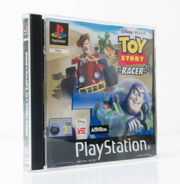 Londra, İngiltere, 07 / 05 / 2018 1994 'ten orijinal bir Sony Playstation oyuncak yarışçısı video oyunu. PS1 retro video oyun konsolu. sony yazılım ve ünlü oyunlar.