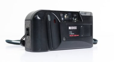 Londra, İngiltere, 05 / 05 / 2018 Retro vintage 35mm ricoh kamera beyaz arka planda izole edildi. Klasik hipster tarzı kamera gençlik kültüründe moda oldu..