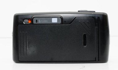 Londra, İngiltere, 05 / 05 / 2018 Retro vintage 35mm ricoh kamera beyaz arka planda izole edildi. Klasik hipster tarzı kamera gençlik kültüründe moda oldu..