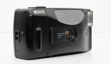 Londra, İngiltere, 05 / 05 / 2018 Retro vintage 35mm ricoh kamera beyaz arka planda izole edildi. Klasik hipster tarzı kamera gençlik kültüründe moda oldu..