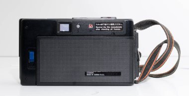 Londra, İngiltere, 05 / 05 / 2019 1990 'ların modası geçmiş Canon Rangefinder marka beyaz arka planda izole edilmiş bir film kamerası. Canon 4.5 lens, eski fotoğraf teknolojisi analogu. hippi modası