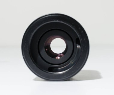 Londra, İngiltere, 05 / 05 / 2018 Vivitar otomatik tele dönüştürücü lens adaptörü daha uzun odak uzaklıkları için. Mevcut lenslere mesafe ekleniyor. Lens adaptörü beyaz stüdyo arka planında izole edildi.