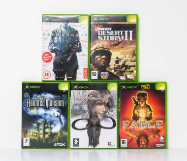 Londra, İngiltere, 08 / 05 / 2018 Kullanılmış xbox orijinal mikrosoft video oyunları ve DVD oyunları yığını. Microsoft xbox ev atari sistemi video oyunları.