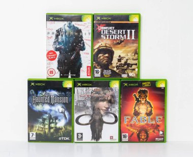 Londra, İngiltere, 08 / 05 / 2018 Kullanılmış xbox orijinal mikrosoft video oyunları ve DVD oyunları yığını. Microsoft xbox ev atari sistemi video oyunları.